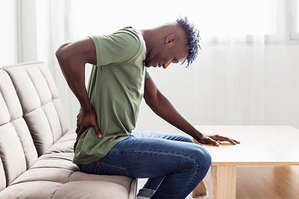 dor nas costas por postura incorreta no trabalhgo