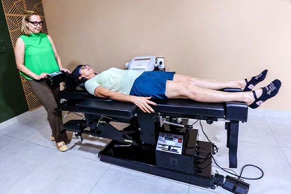 mesa de flexão e extração para tratar dor nas costas